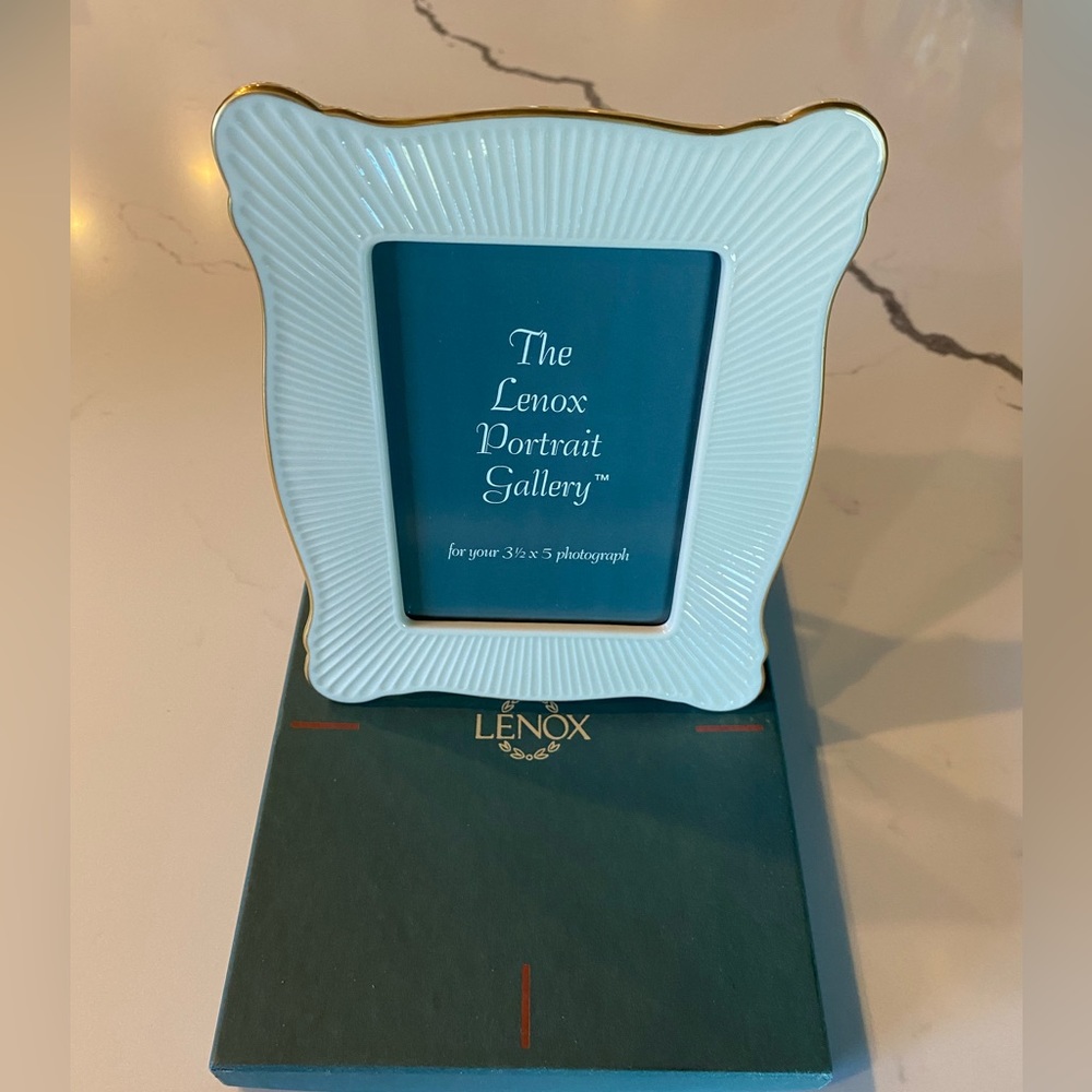 ☀️SOLD☀️Vintage Lenox Meridian Ivory and Genuine Gold 3.5” x 5” Photo - Picture 2 of 6